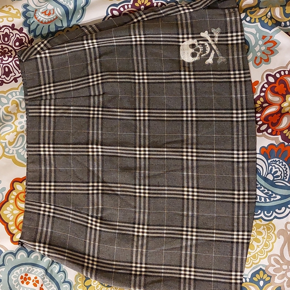 Gray plaid miniskirt with skull